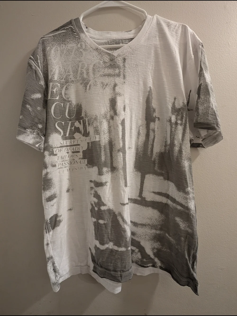 Marc Ecko Cut & Sew Men's XL Cotton V-Neck Graphic Print Tee White/Gray